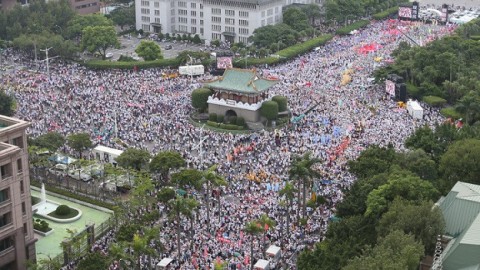 “八百壯士抗爭” 島內退伍軍人抗議年金改革發起遊行