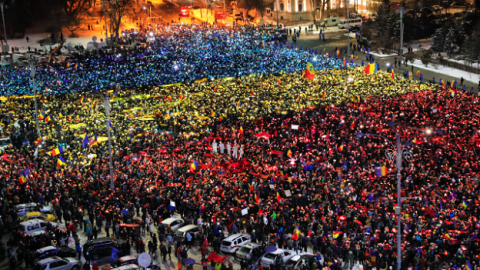 羅馬尼亞2千人上街示威 支持政府反貪