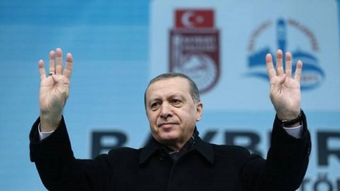 土耳其修憲公投將至，埃爾多安意外到訪反對修憲者陣營與民眾交流