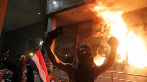 總統欲修憲解除連任限制 巴拉圭民眾暴動燒國會