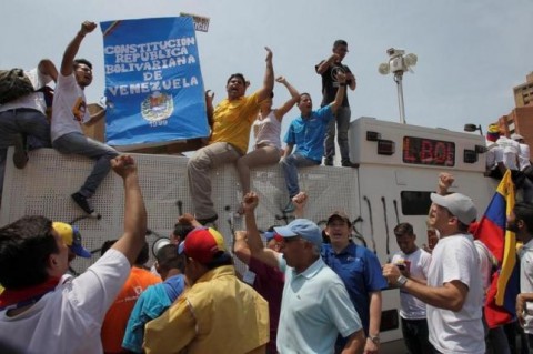 ベネズエラで大規模反政府デモ、野党指導者の政治活動禁止に反発
