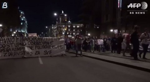 次期大統領に対する大規模抗議デモ、大勢の若者が参加 セルビア
