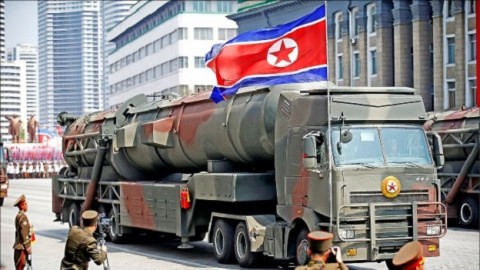 頭條-北韓閱兵 秀新飛彈嗆美