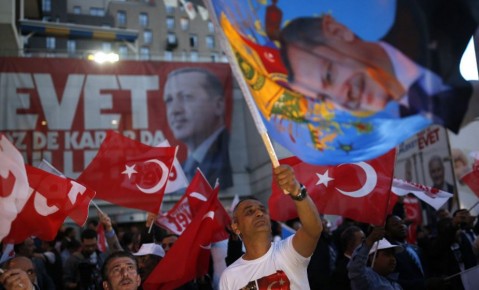 トルコ国民投票 大統領に権力集中　長期統治の可能性