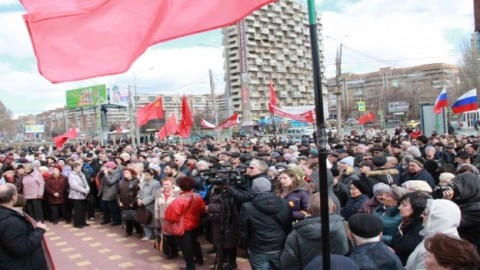 數千名俄羅斯薩馬市市民上街頭抗議，組織者遭當局逮捕