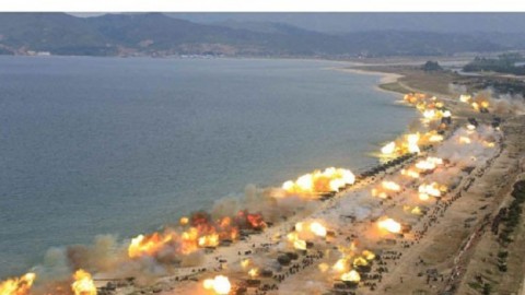 北韓最大演習畫面曝光 金正恩：打中了！百發百中！