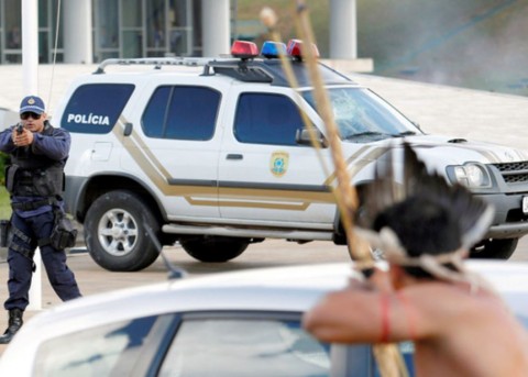 巴西原住民以弓箭攻擊警方 抗議示威發生衝突