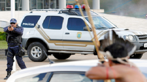 ブラジル先住民、警官隊を弓矢で攻撃　抗議デモが衝突に