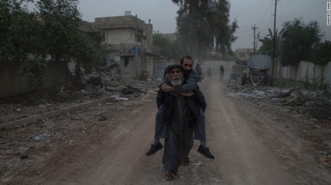 奪還作戦進むイラク・モスル、「混沌の街」の惨状を撮影