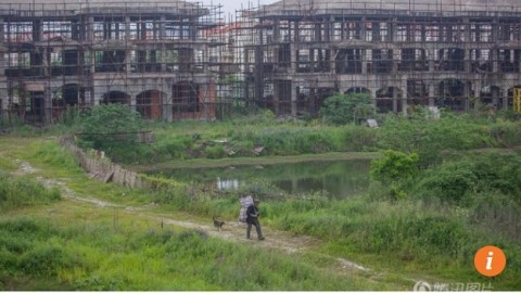 This old man and his dog are the last guards of China’s ‘ghost town’ of lavish villas