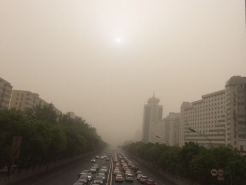 中國空污嚴重，北京出現沙塵暴，黃沙覆蓋了街道
