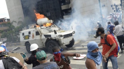 ベネズエラ反政府デモ、死者３６人　装甲車が若者ひく場面も
