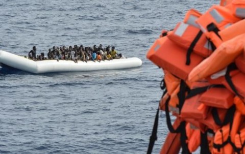 義大利沿海警備隊於地中海強化救援移民船　2日內救助6000人