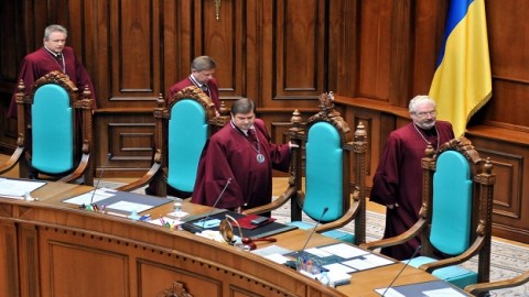 Конституционный суд пошел на конфликт с Радой