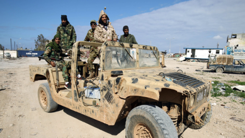 リビア南部の航空基地に攻撃、141人死亡