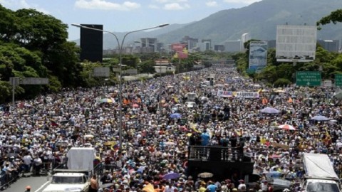 大統領の退陣求め20万人以上が大規模デモ、ベネズエラ