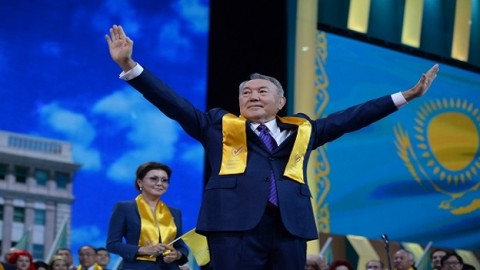 Институт СНГ: Назарбаев поправками в Конституцию избегает «войны элит»