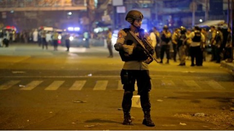 雅加達自殺式爆炸恐怖行動 15人死傷 似乎以警察為標的