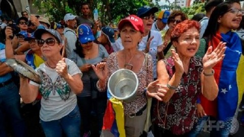 ベネズエラ首都で反政府デモ、空の鍋で「飢え」を訴える