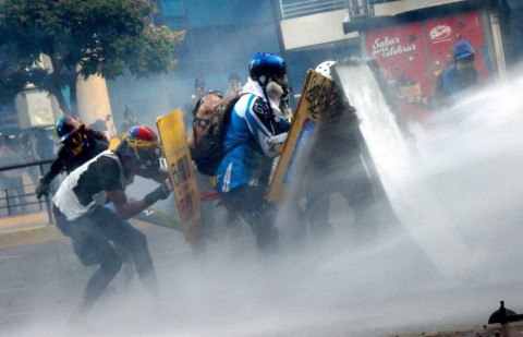 ベネズエラ 「独裁」怒る群衆