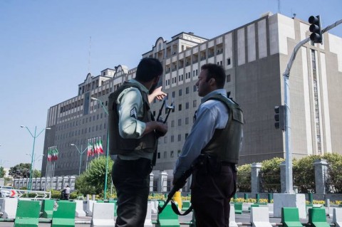 イラン首都でのテロ攻撃、政権に突きつけた課題