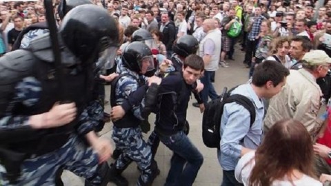 「プーチンは泥棒」　ロシア各地で反政府デモ　多数拘束