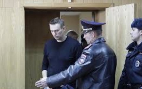 ロシア全土で抗議デモ、１４００人拘束　野党指導者に禁錮刑