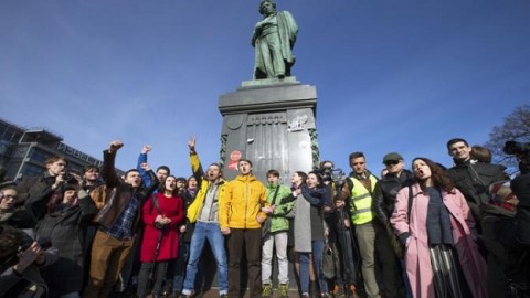 Навальный против Кремля: за кем пойдет молодежь