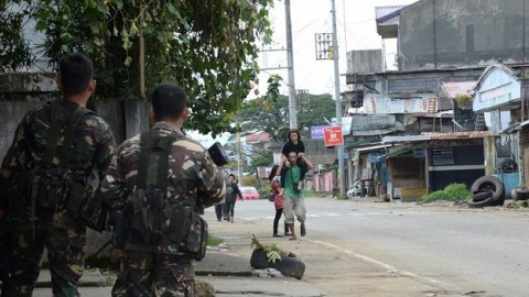 菲律賓伊斯蘭好戰分子襲小學 挾平民當人肉盾牌