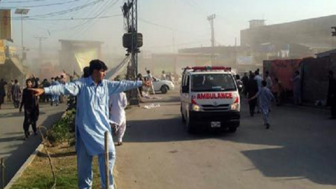 パキスタンで爆発・襲撃相次ぐ　１日で６０人超が死亡　イスラム教スンニ派犯行声明