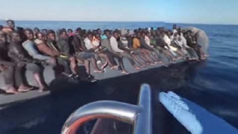 難民乗せたゴムボート転覆、６０人不明　リビア沖
