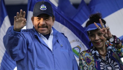 El dictador Daniel Ortega y su vicepresidente, quien a su vez es esposa del dictador.