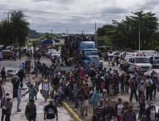 La caravana migrante continuó su camino por el estado de Veracruz a Puebla, (México), luego del engaño de autoridades que les prometieron buses para transporte gratuito hacia la capital. El éxodo centroamericano busca llegar a Estados Unidos.
