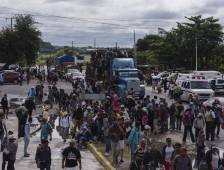 The immigrant caravan continued its way through Mexican state Puebla after being deceived by authorities on that promised buses for free of charge transportation to the capital.