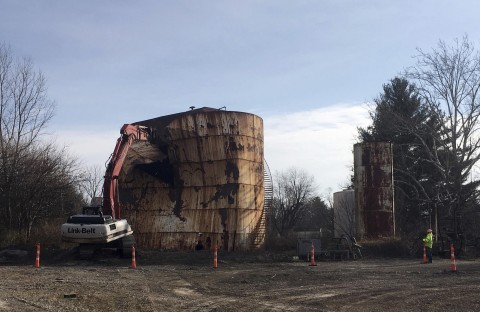 A tank at a Kiel Bros. facility is torn down in Indianapolis on Dec. 11, 2017. Photo: Brian Slodysko / AP