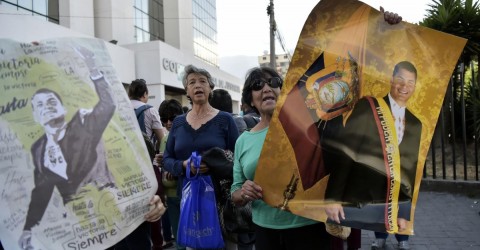 Los partidarios del ex presidente ecuatoriano Rafael Correa se manifestaron ante el Tribunal Nacional en Quito