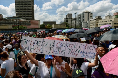 Es común ver en Venezuela protestas de diferentes gremios profesionales que exigen mejores salarios pues el costo de vida limita el poder de compra.