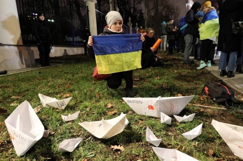 Decenas de personas protestan frente a la embajada de Rusia en Varsovia (Polonia). Rusia reabrió el estrecho de Kerch, pero no liberó los tres buques ucranianos apresados.