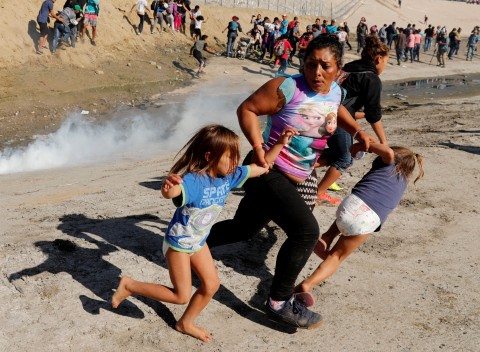 Inmigrantes hondureños tratan de cruzar a la fuerza la frontera entre México y Estados Unidos