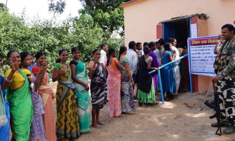 民主のために投票-インド州議会選挙が雷鳴と稲妻が入り乱れる