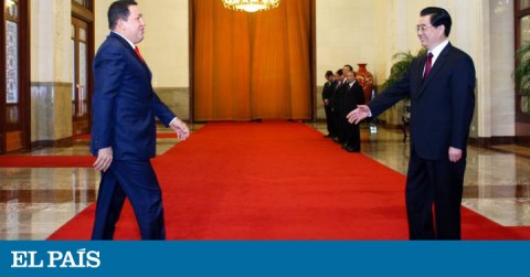 El expresidente de Venezuela Hugo Chávez con su entonces homólogo chino, Hu Jintao, en el Gran Palacio del Pueblo en Pekín, en abril de 2009.