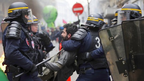 法國馬克宏政府在周末準備89,000名警察要處理黃色背心抗爭運動
