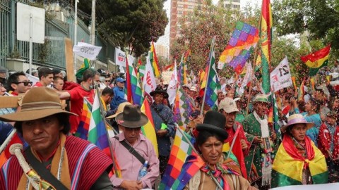 Aimara groups against Evo Morales' re-election prostesting after his investment was enabled to run for another presidential elections