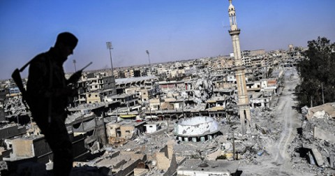 Военнослужащие армии Сирии обнаружили семь массовых захоронений жертв террористов возле сирийского города Бу-Кемаль.