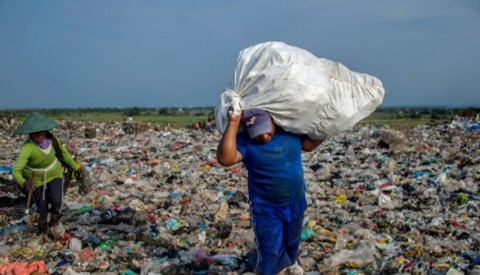 Voluntarios recogiendo residuos plásticos.