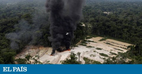 Fuego controlado en una mina de oro ilegal en los parques nacionales de Novo Progresso, durante una operación llevada a cabo por el Instituto Brasileño para el Medio Ambiente (IBAMA), en la que se han destruido maquinaria y varios campamentos en una mina de oro ilegal.