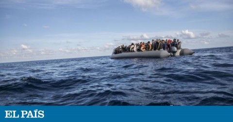 Una patera de migrantes es rescatada el 21 de diciembre de 2018 por la ONG española Proactiva Open Armas.