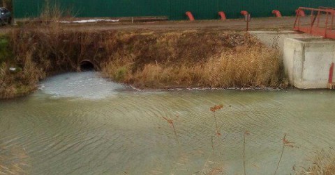 Жители Новокубанска решили выяснить, откуда появляются нечистоты в местном обводном канале. Люди намерены своими силами контролировать загрязнение водоема.