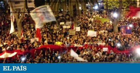 Manifestantes a favor de los fiscales removidos del equipo Lava Jato.