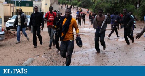 Un grupo de inmigrantes tras saltar la valla de Melilla en 2016. 